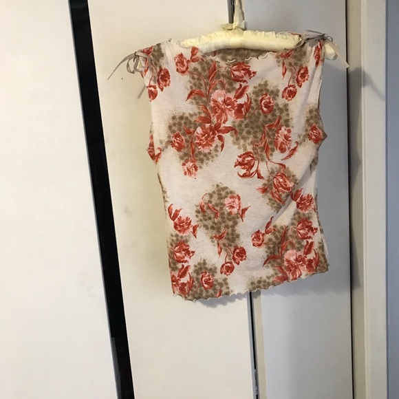 Ladies Floral Top Size Medium. $5.00 AS AN ADD ON - Picture 2 of 2